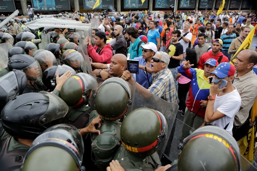 В ходе беспорядков в Каракасе пострадали по меньшей мере 71 человек 