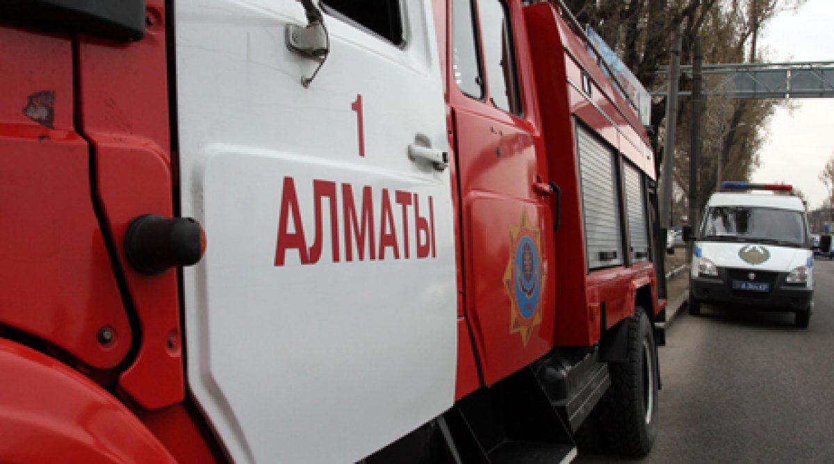 В Алматы более 30 пожарных тушили здание стройфирмы 