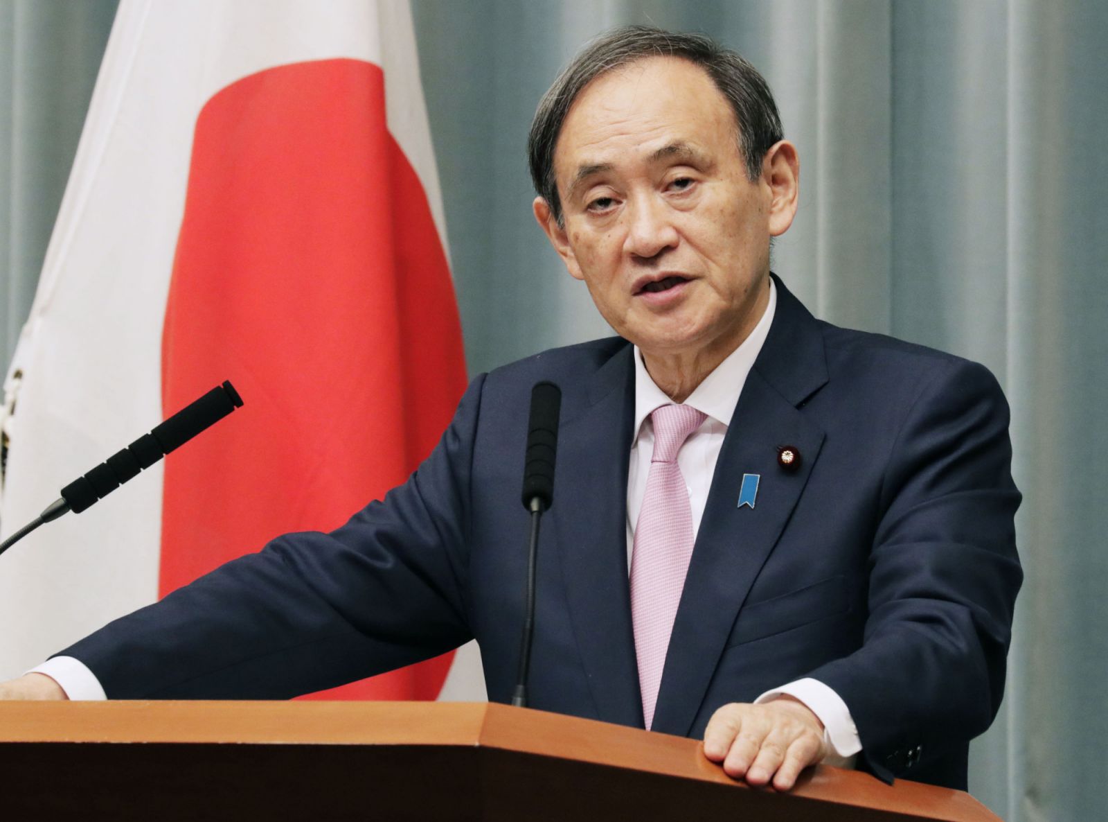 Новый премьер Японии Суга отправился в первое зарубежное турне – во Вьетнам и Индонезию
