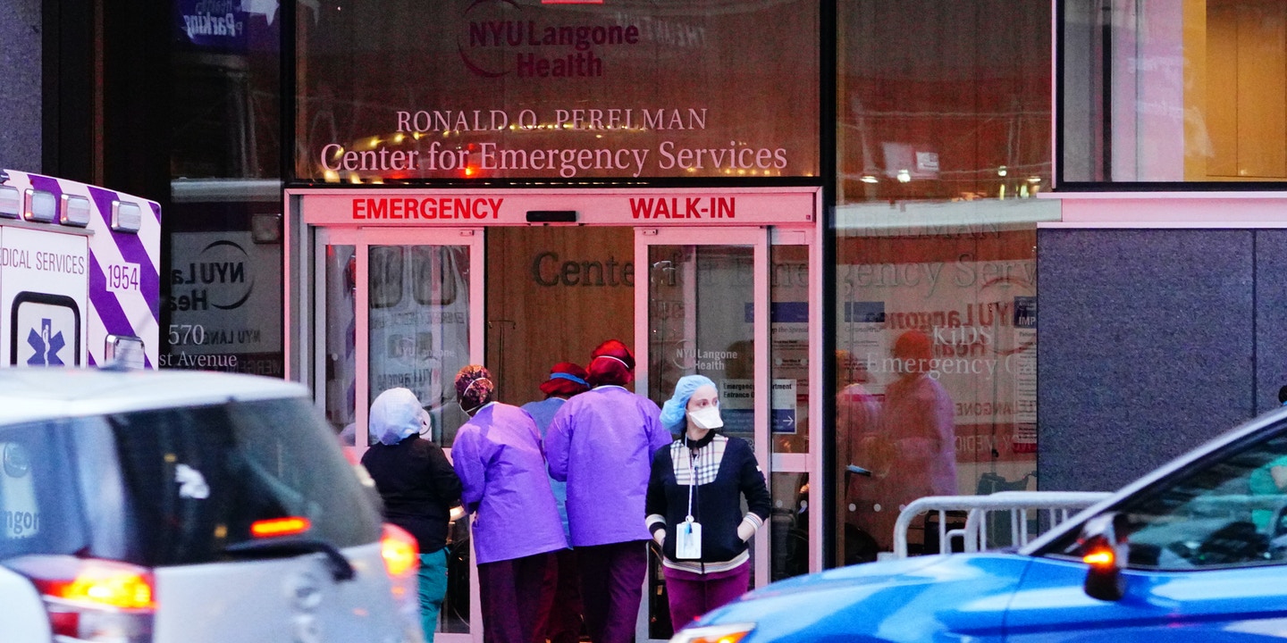 В штате Нью-Йорк снизилось число жертв коронавируса