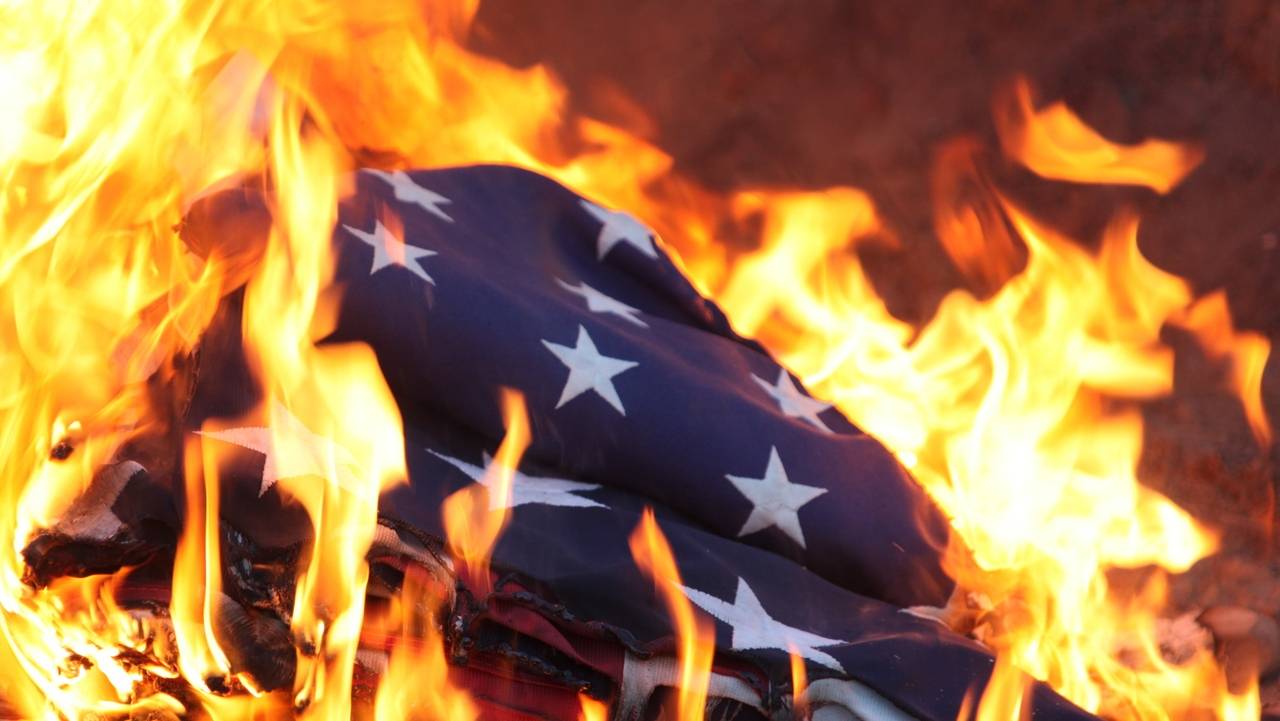 В Вашингтоне протестующие сожгли флаг США во время выступления Трампа в День независимости