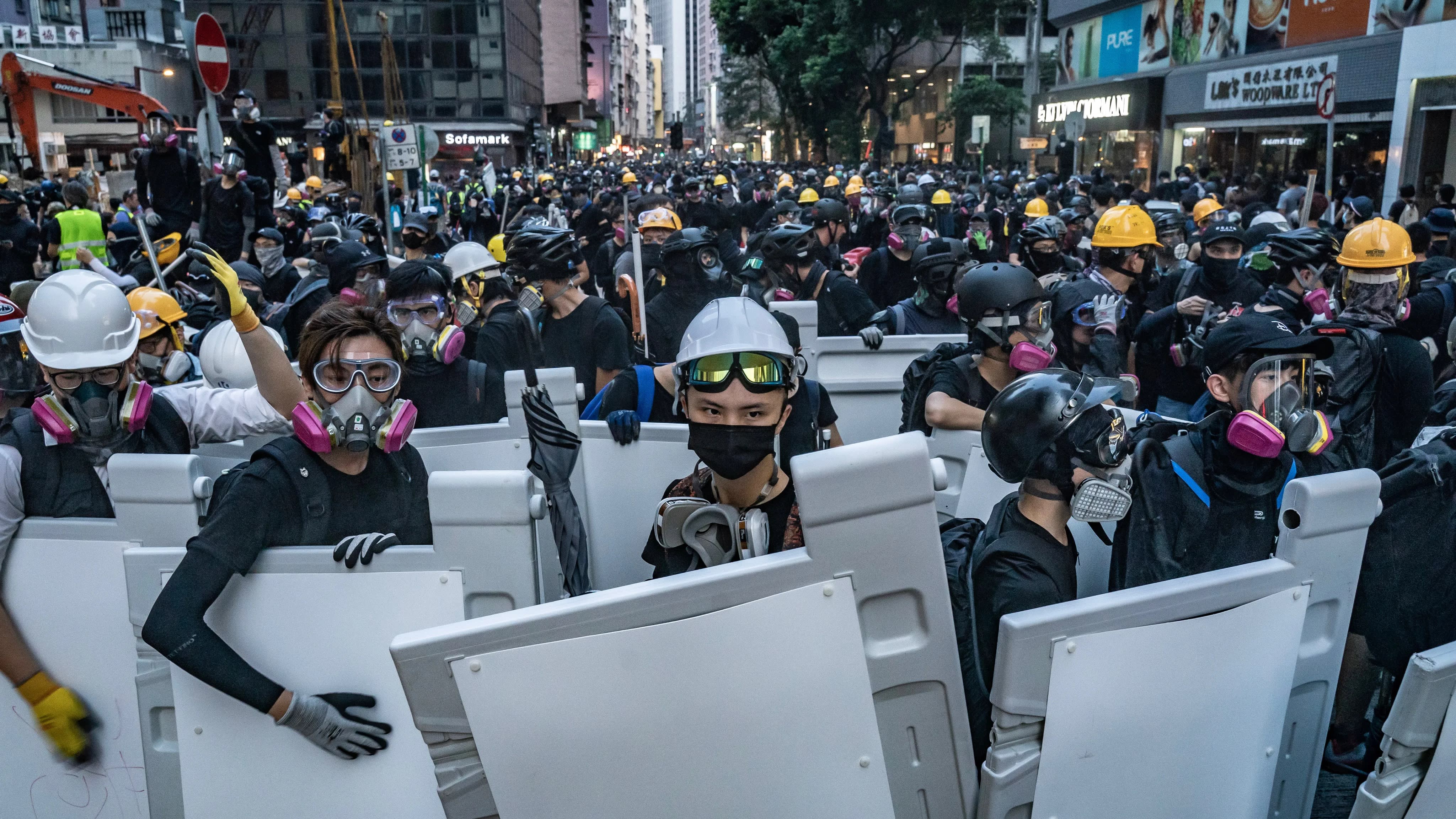 Полиция Гонконга задержала 90 участников незаконных протестов