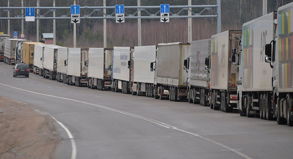 На границе Кыргызстана и Казахстана скопилось более ста грузовиков из-за сбоя на КПП