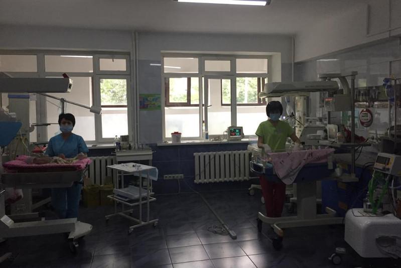 В Алматы чуть не сгорела детская реанимация, врачи эвакуировали новорожденных.