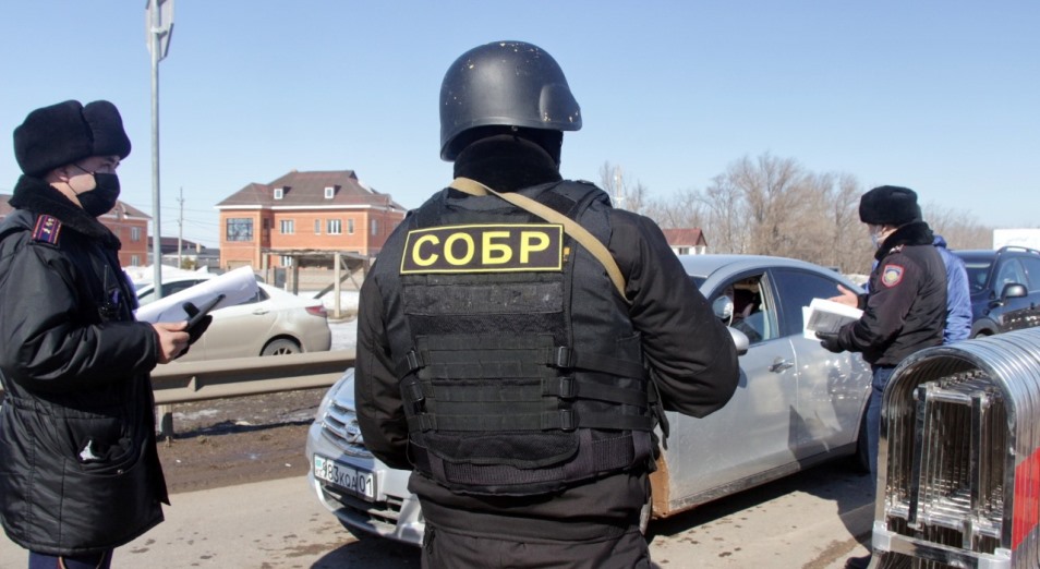 Сотрудника СОБР, вымогавшего сигареты на блокпосту в Павлодарской области, уволили за попрошайничество