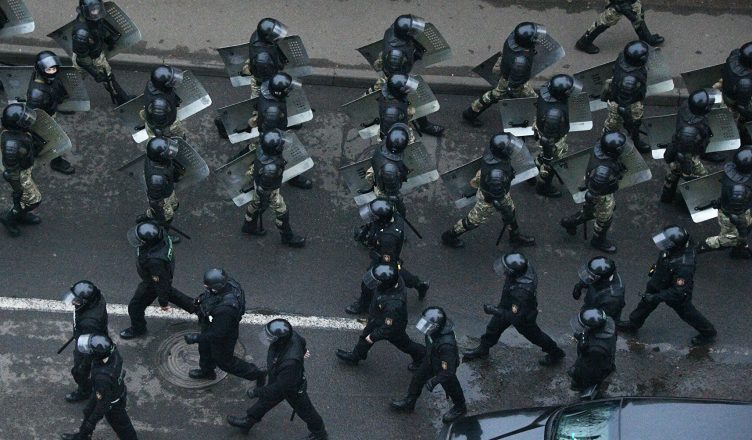 Силовики берут под контроль центр Минска в ожидании очередной протестной акции оппозиции