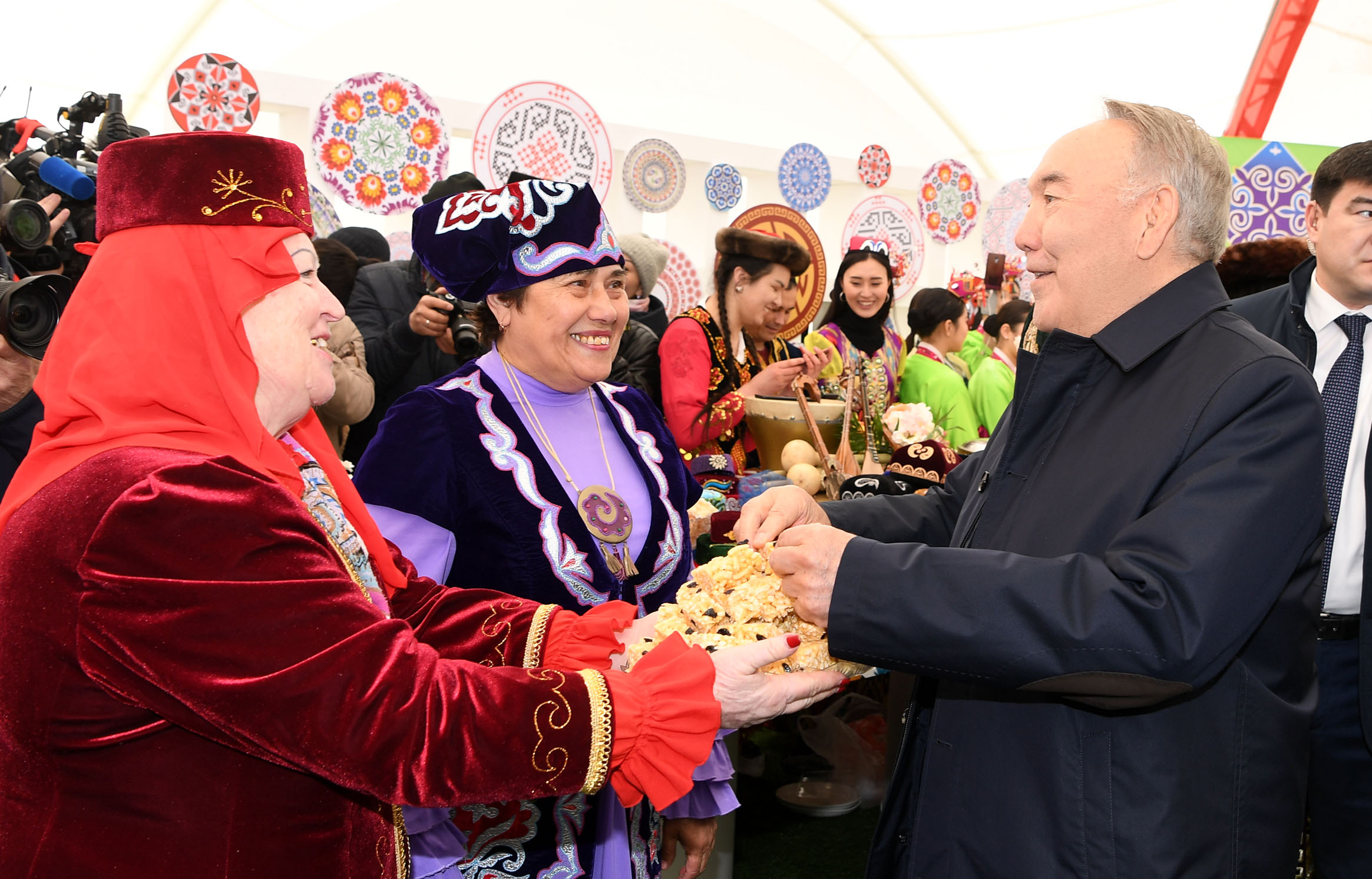 Нурсултан Назарбаев призвал казахстанцев беречь единство и уважать независимость