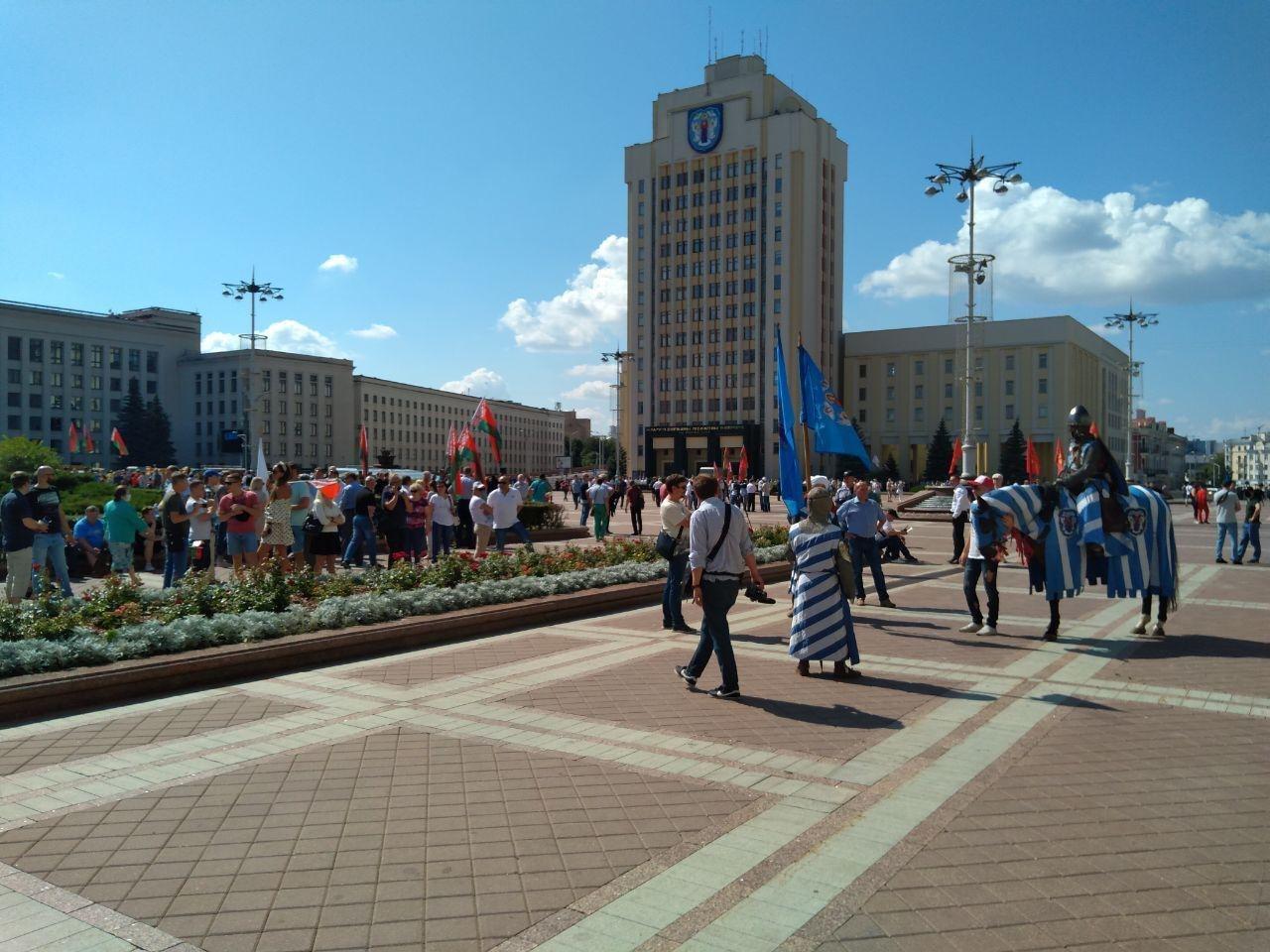 На площади Независимости в Минске находятся около 400 человек