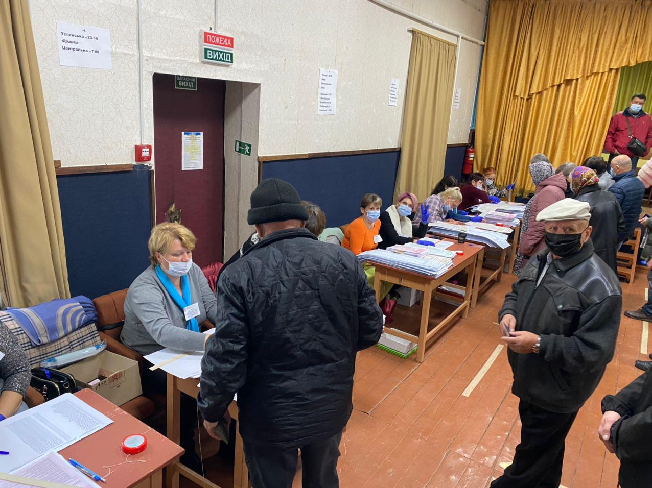 Наблюдатели фиксируют нарушения на местных выборах на Украине