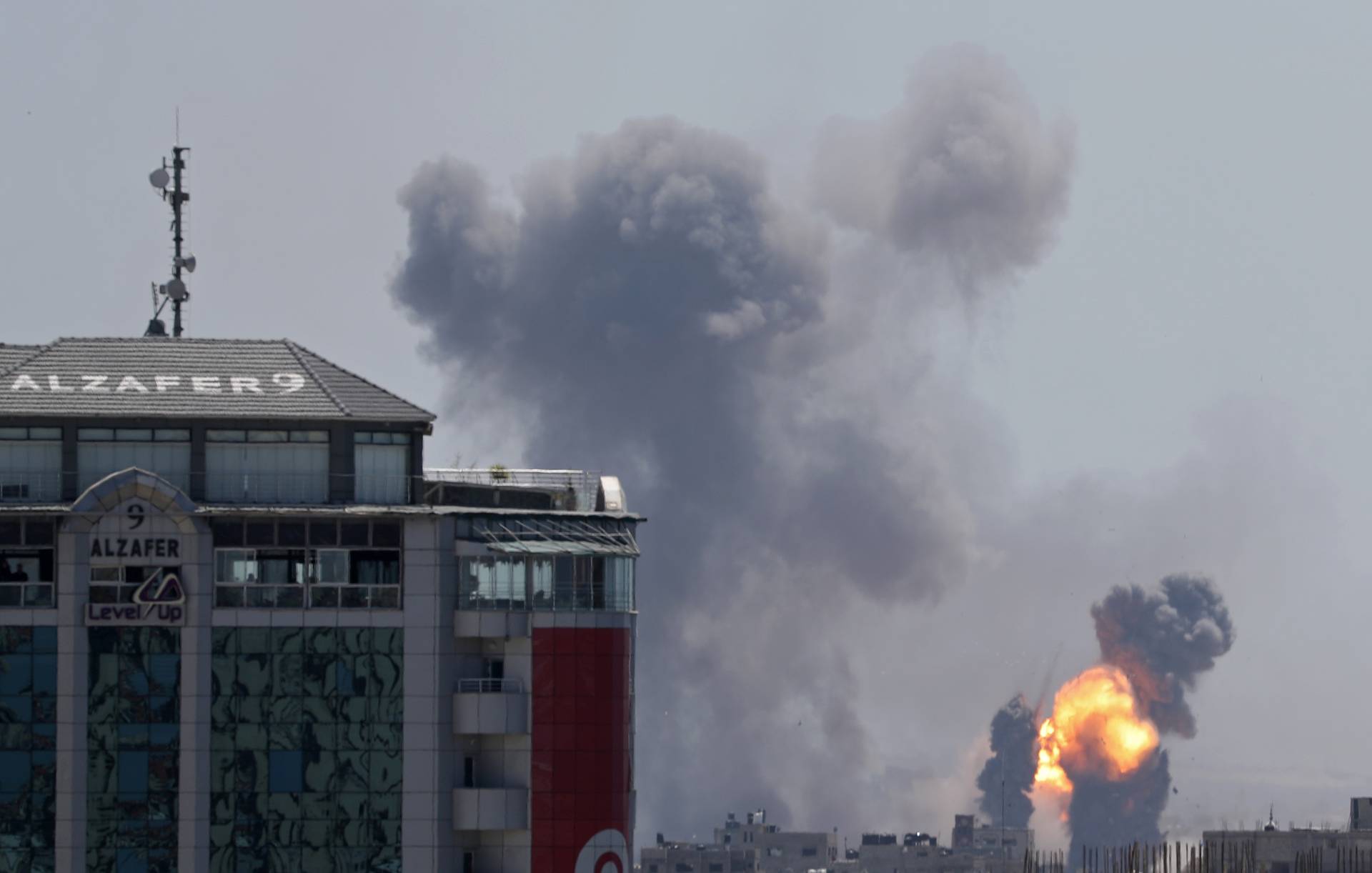 Израильская армия нанесла удар по 120 объектам в секторе Газа