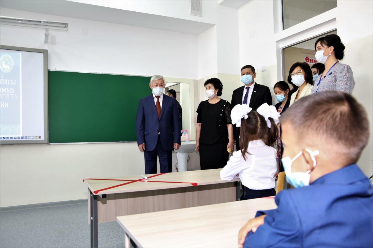 Бердибек Сапарбаев провел онлайн-урок в новой школе