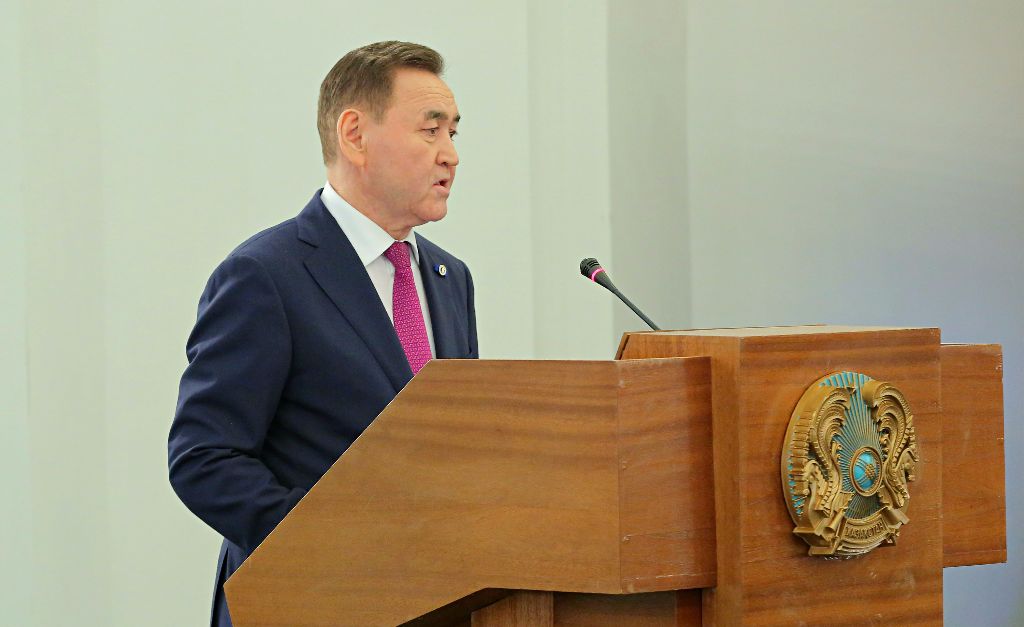 Назарбаев продлил полномочия Касымбека