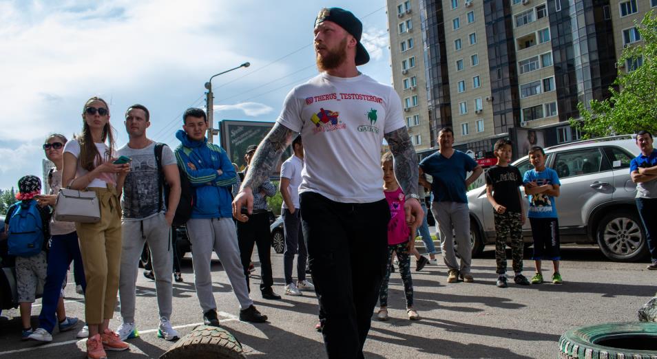 Казахстанские стронгмены устроили состязание на одной из улиц столицы