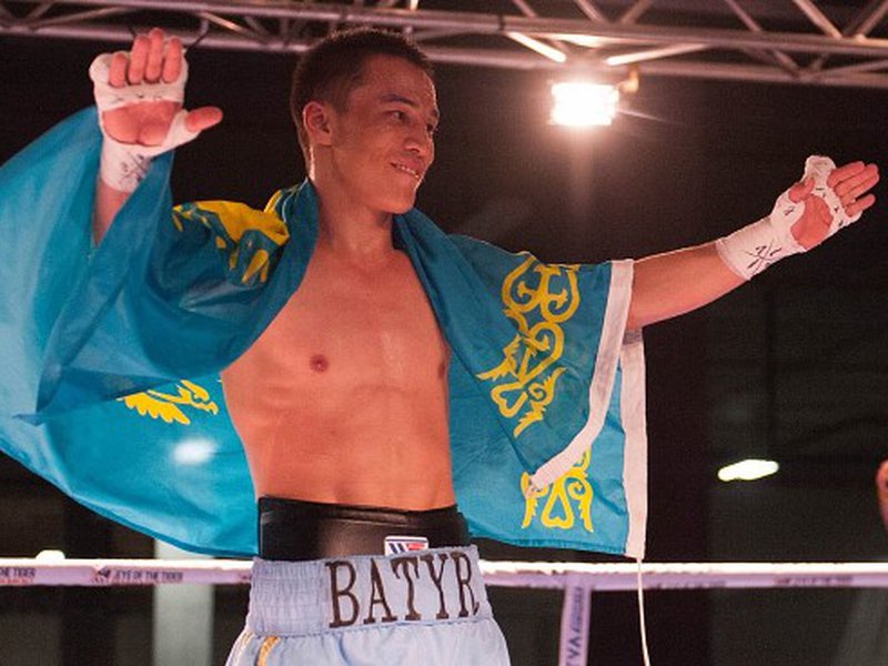 Казахстанского боксёра лишили титульного боя