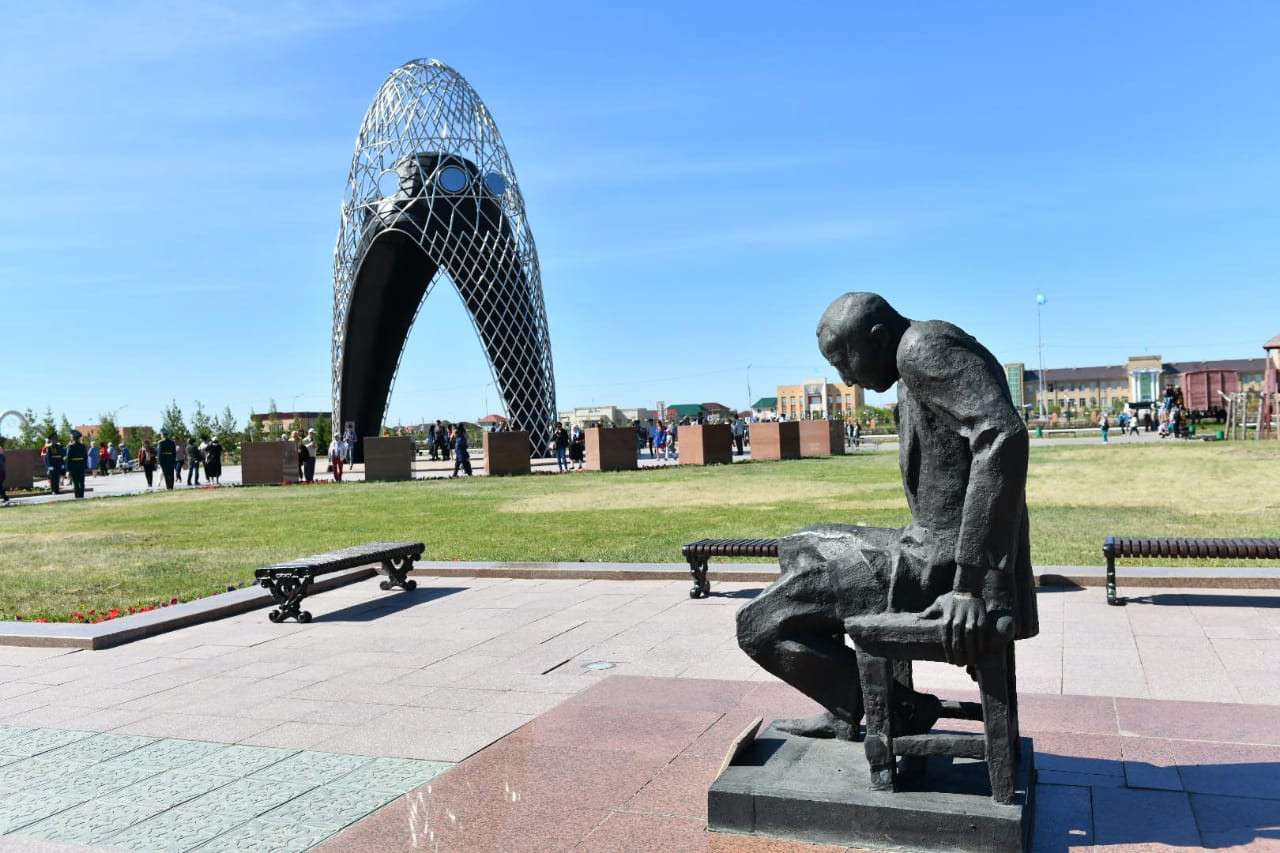 Памятник жертвам репрессий в Казахстане