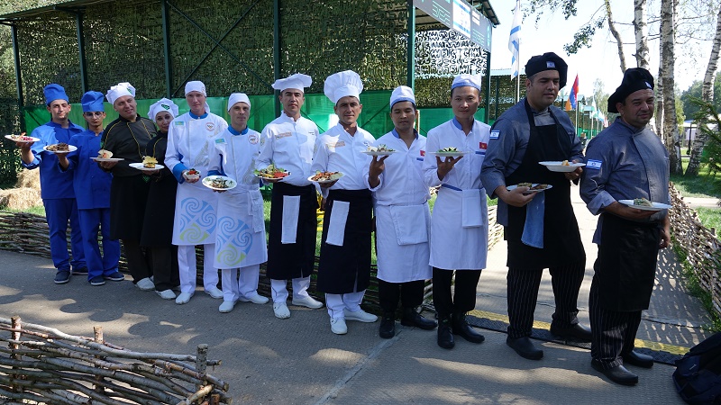 На АрМИ-2018 казахстанская команда военных поваров приготовила куырдак и кеспе 