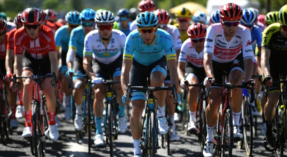 "Тур де Франс": гонщики "Астаны" снова в завале