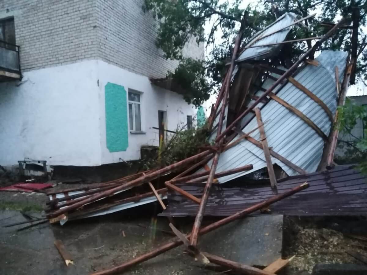 В Атырауской области сильный ветер сорвал кровли нескольких соцобъектов