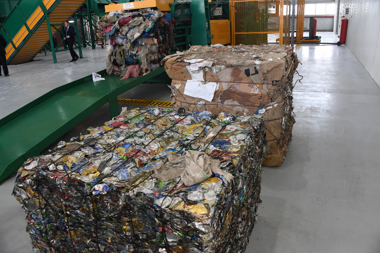 В Алматы запустили высокотехнологичный мусоросортировочный комплекс 