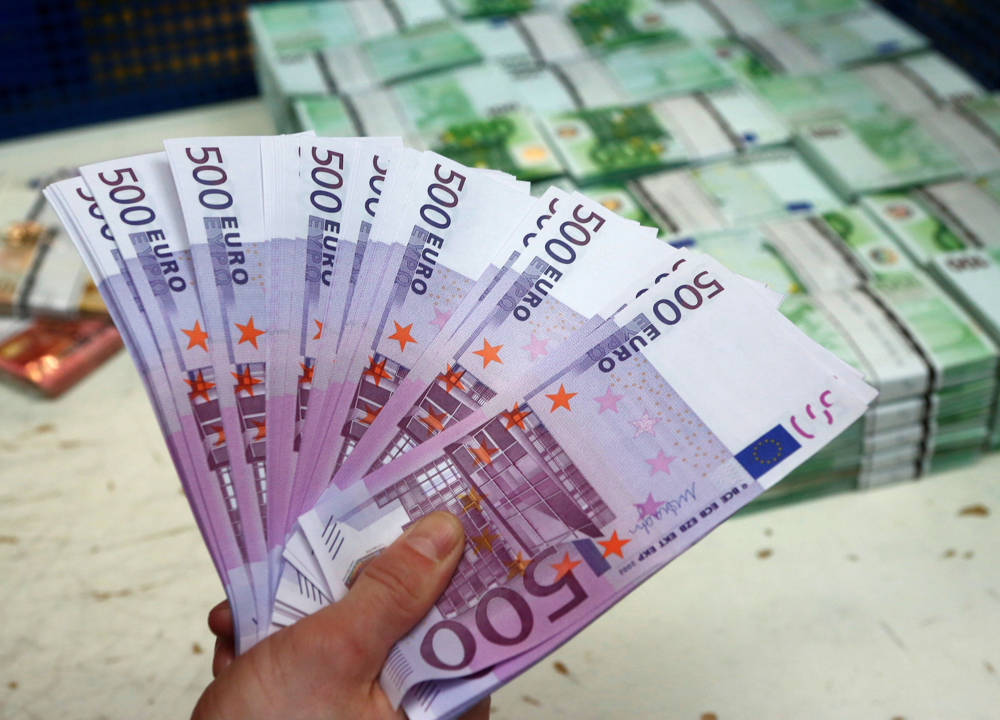 В Казахстане в ноябре "чистые" продажи евровалюты побили все рекорды 