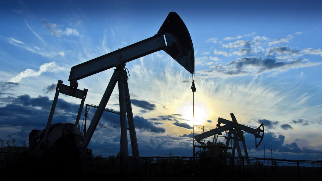 Нефть возобновила падение из-за угрозы торговой войны
