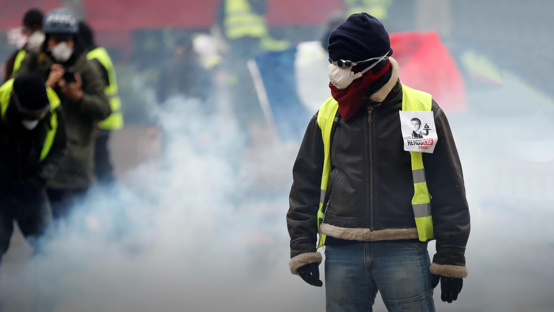 В Париже около 400 "желтых жилетов" участвуют в акции протеста