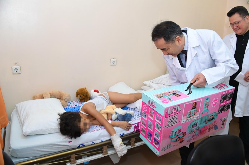 Аким Алматы навестил пострадавших в авиакатастрофе детей