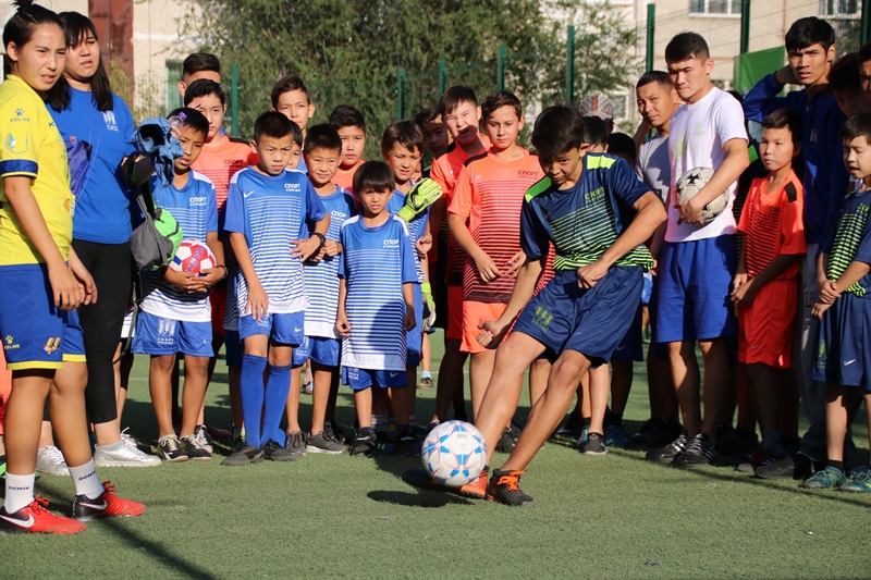 Женская сборная Казахстана по футзалу провела мастер-класс для детей "Спорт в моём дворе"
