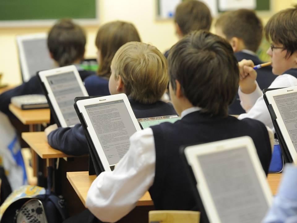 Онлайн-учебники станут доступны для казахстанских школьников с начала этого учебного года