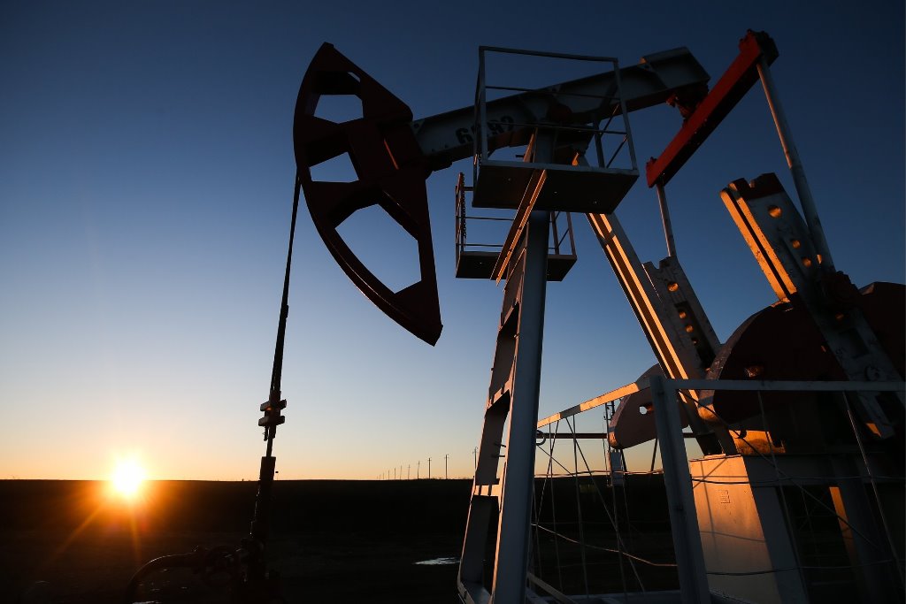 Нефть продолжает дорожать на данных о снижении запасов в США
