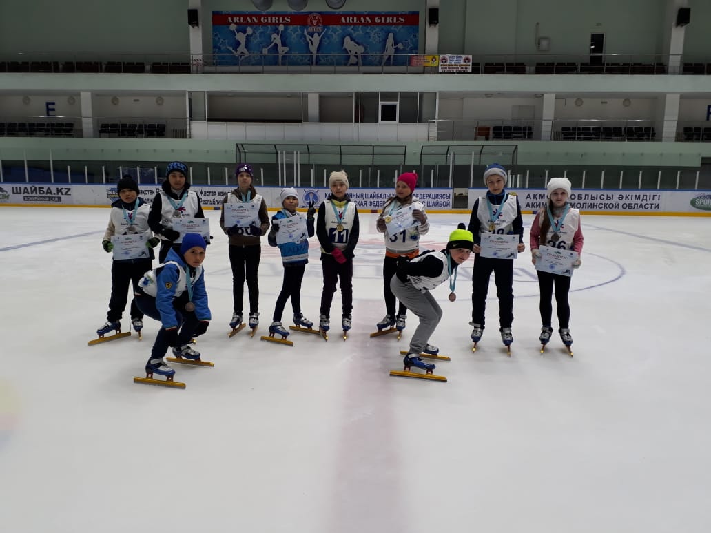 Юные шорт-трекисты из Кокшетау соревновались в ледяной гонке