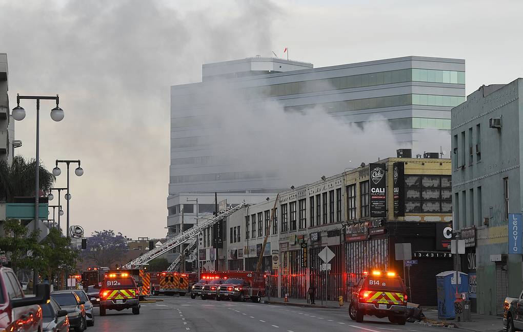 11 пожарных получили сильные ожоги при тушении крупного пожара в Лос-Анджелесе 