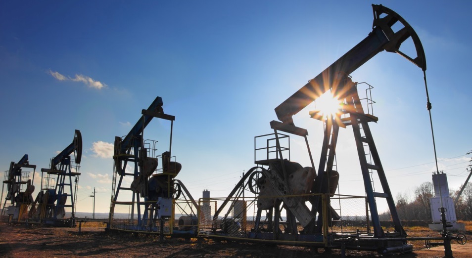 Нефть сохранила позиции, тенге ждет падение до 450 за доллар
