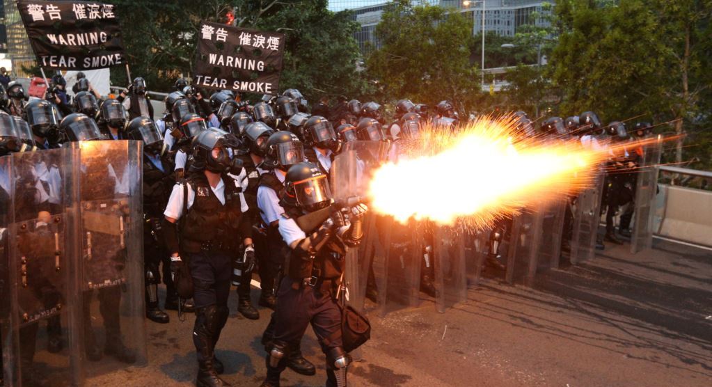 Полицейские Гонконга разогнали несанкционированную акцию слезоточивым газом