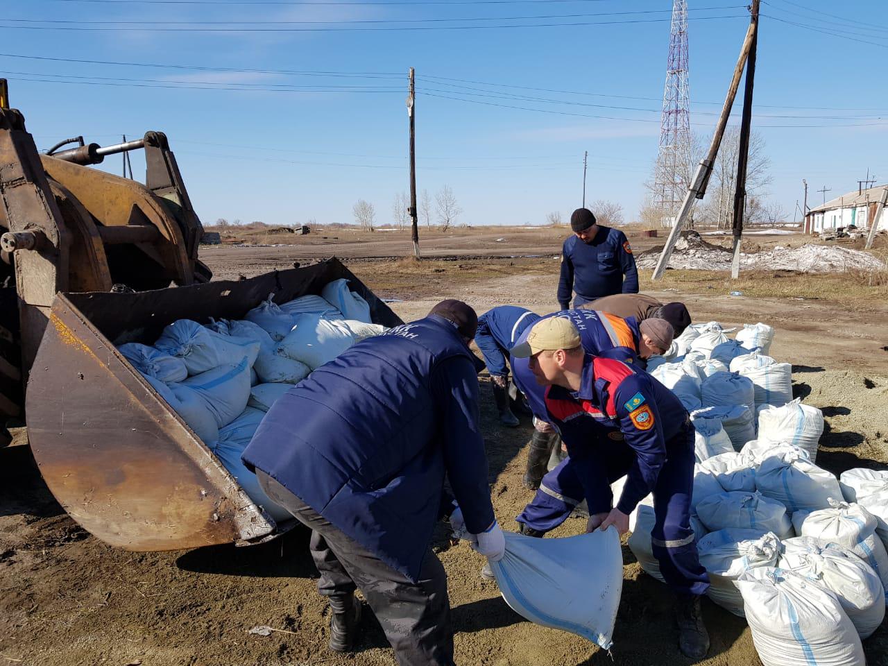 Спасатели возводят укрепления в подтопленных селах на юге Казахстана