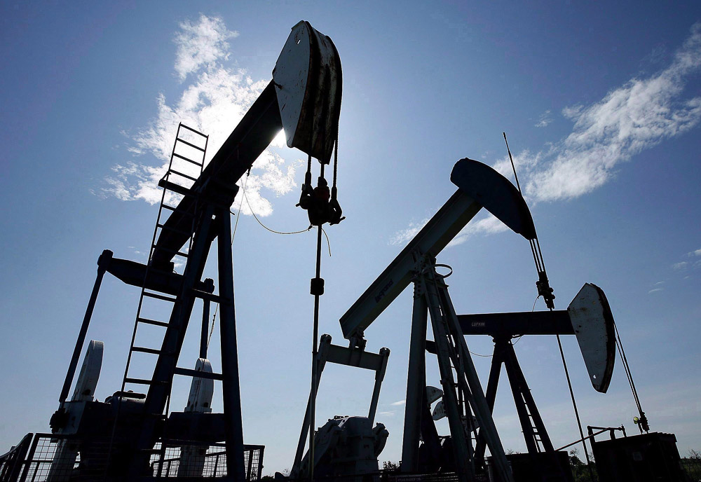 Нефть завершила месяц рекордным падением за 10 лет