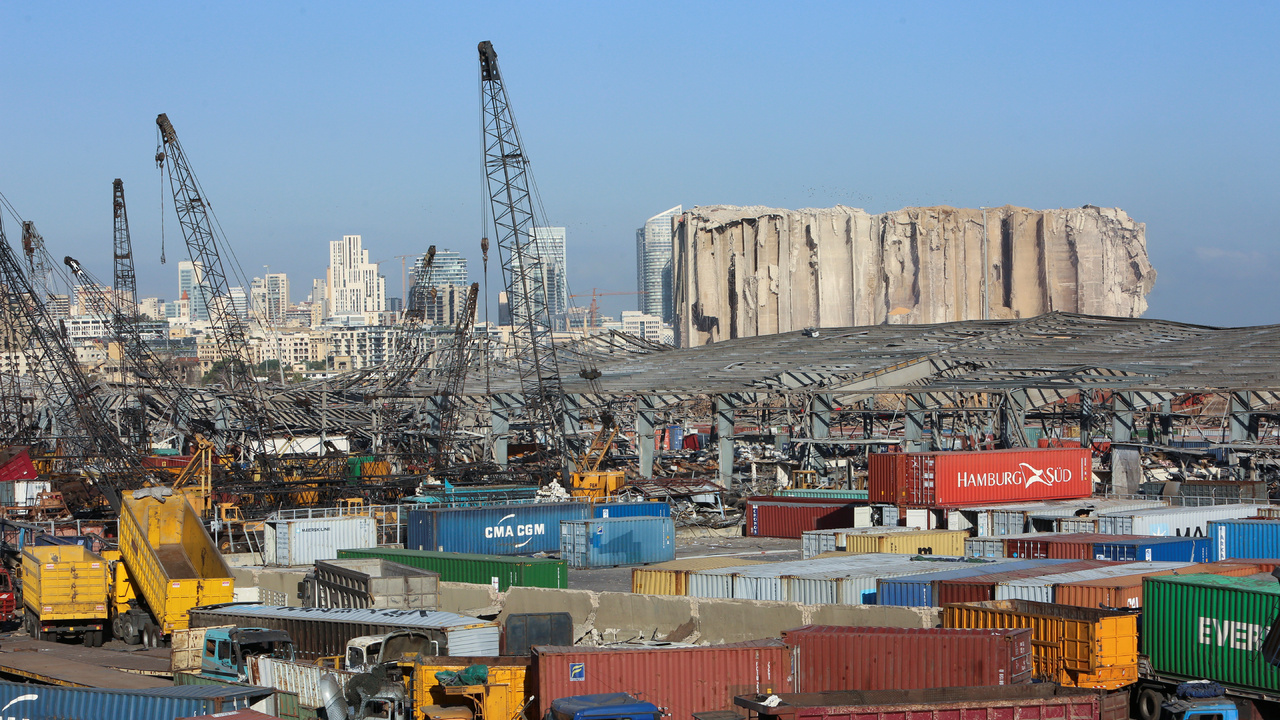 В порту Ливана находятся десятки контейнеров с опасными химическими веществами