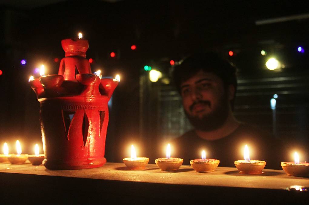 В Индии в знак единства в борьбе с коронавирусом зажгли миллионы светильников 