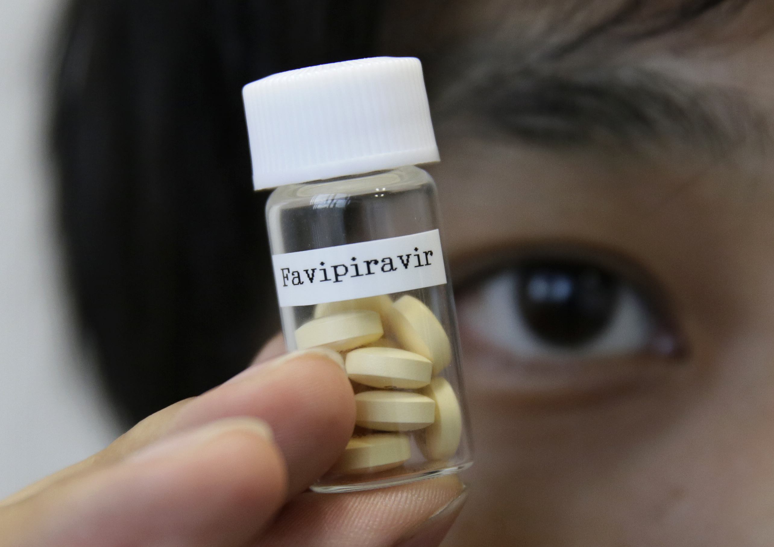 Япония для борьбы с коронавирусом в три раза увеличит запас препарата "Фавипиравир" 
