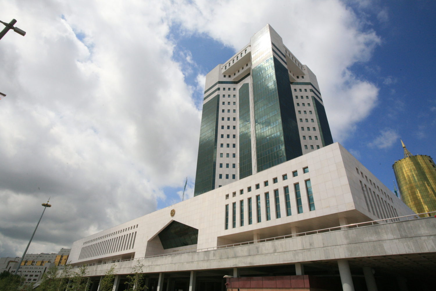 В Казахстане ввели ограничения для посетителей и участников совещаний в здании Үкімет үйі