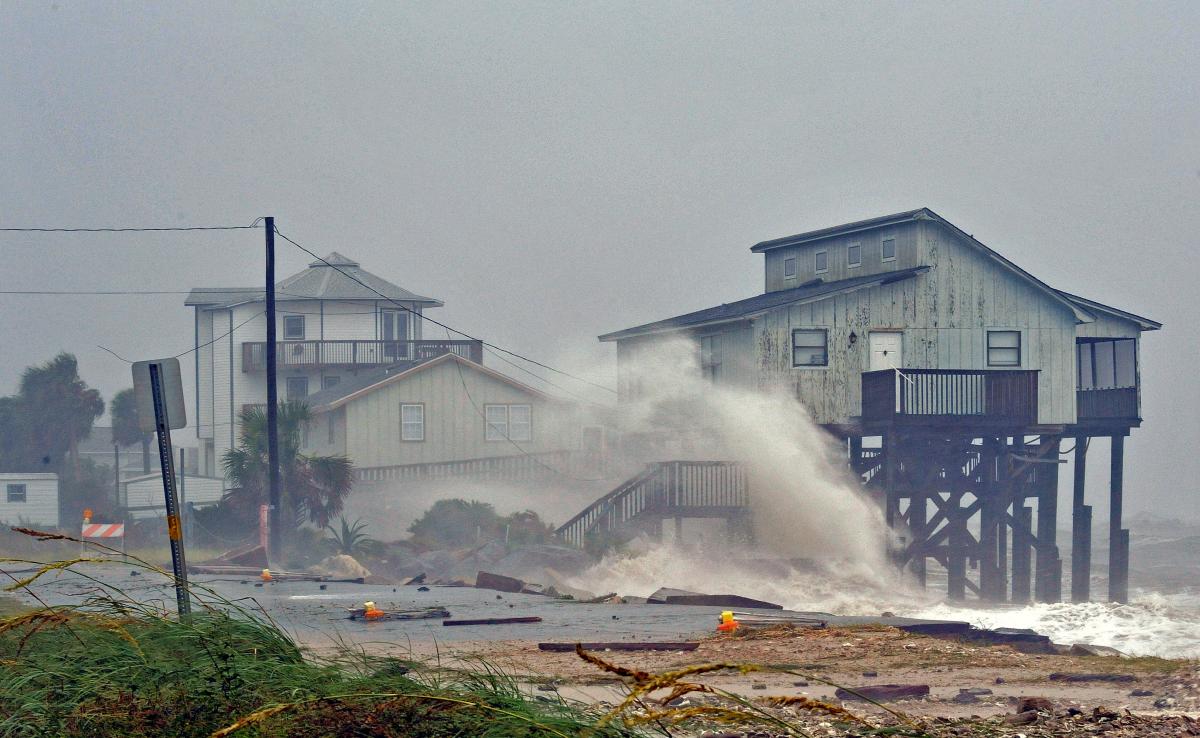 Не менее 12 человек погибли из-за прихода урагана "Майкл" во Флориду