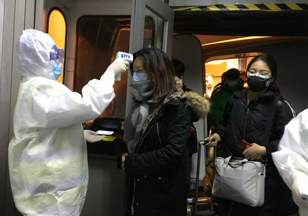 Пассажиров и проводников поездов из КНР в Казахстан обязали надевать маски