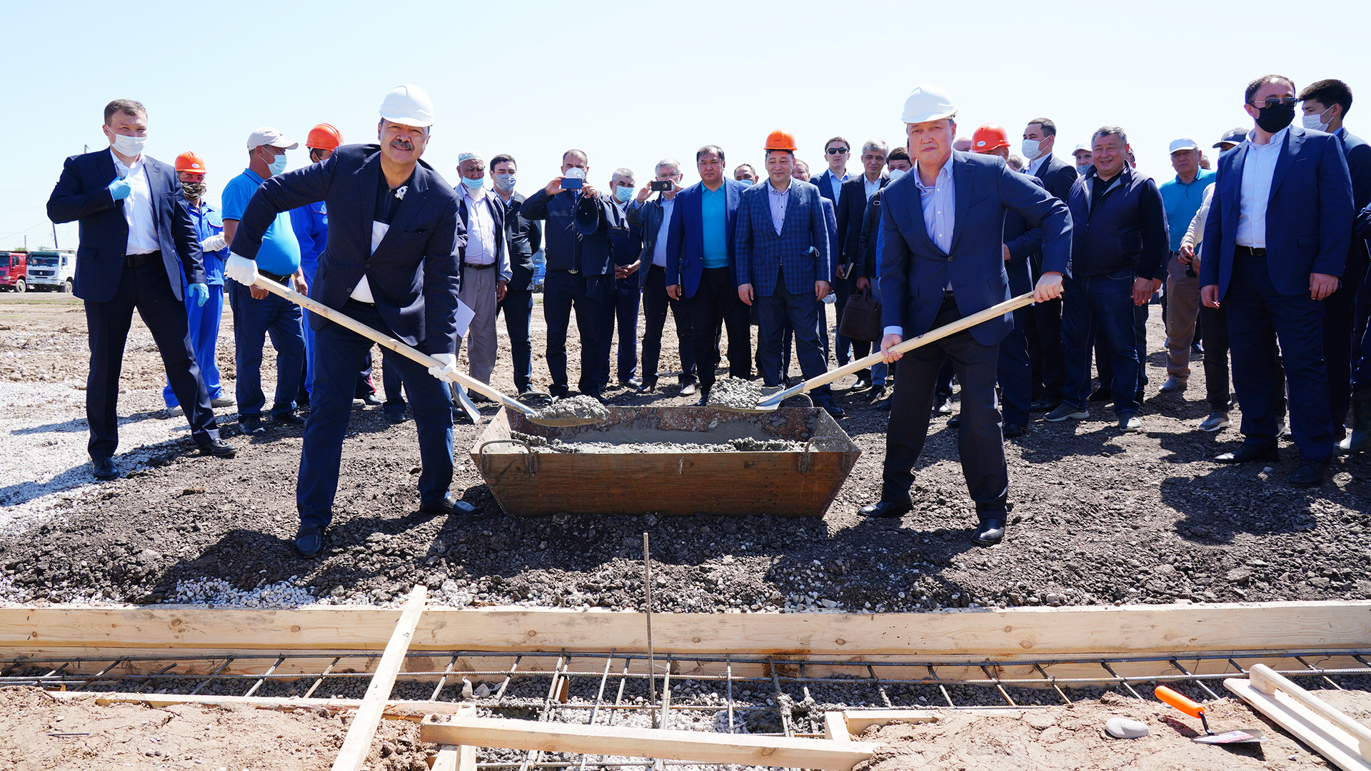 Премьер-министры Казахстана и Узбекистана заложили фундамент нового микрорайона в Мактааральском районе