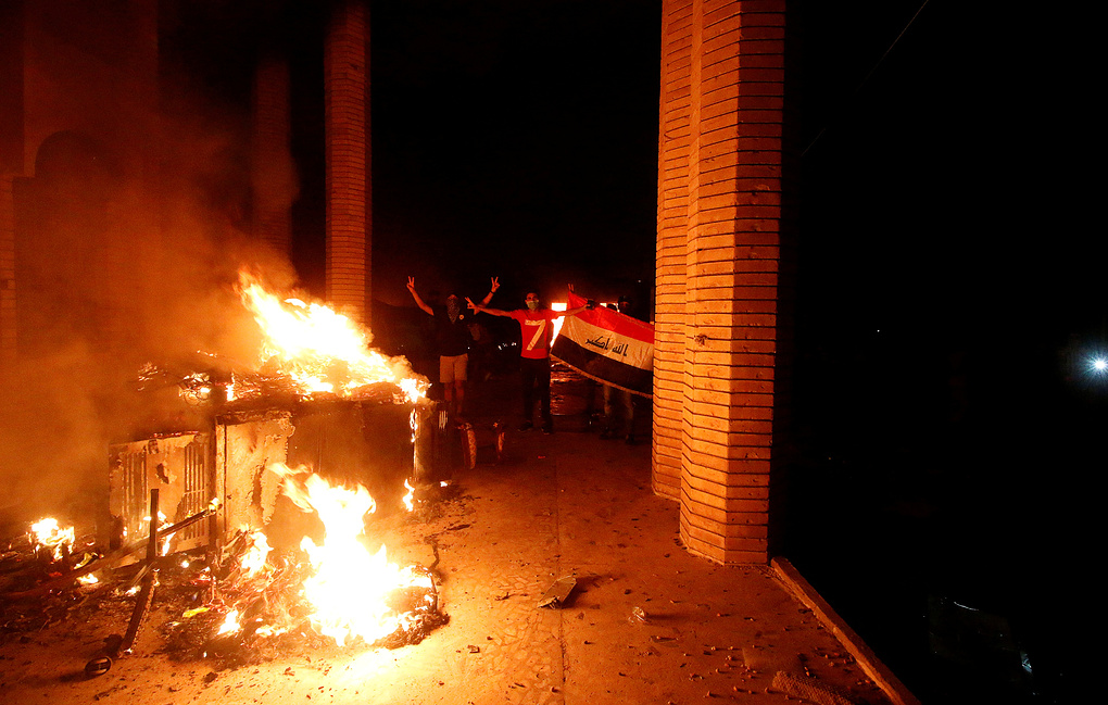 В Басре демонстранты подожгли президентский дворец 