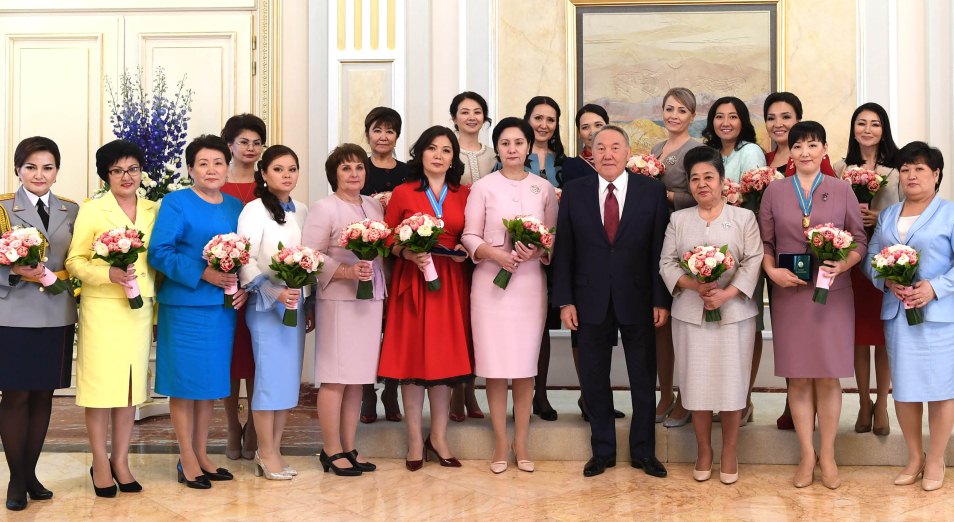 Президент встретился с представительницами женской общественности "Көктем шуағы"