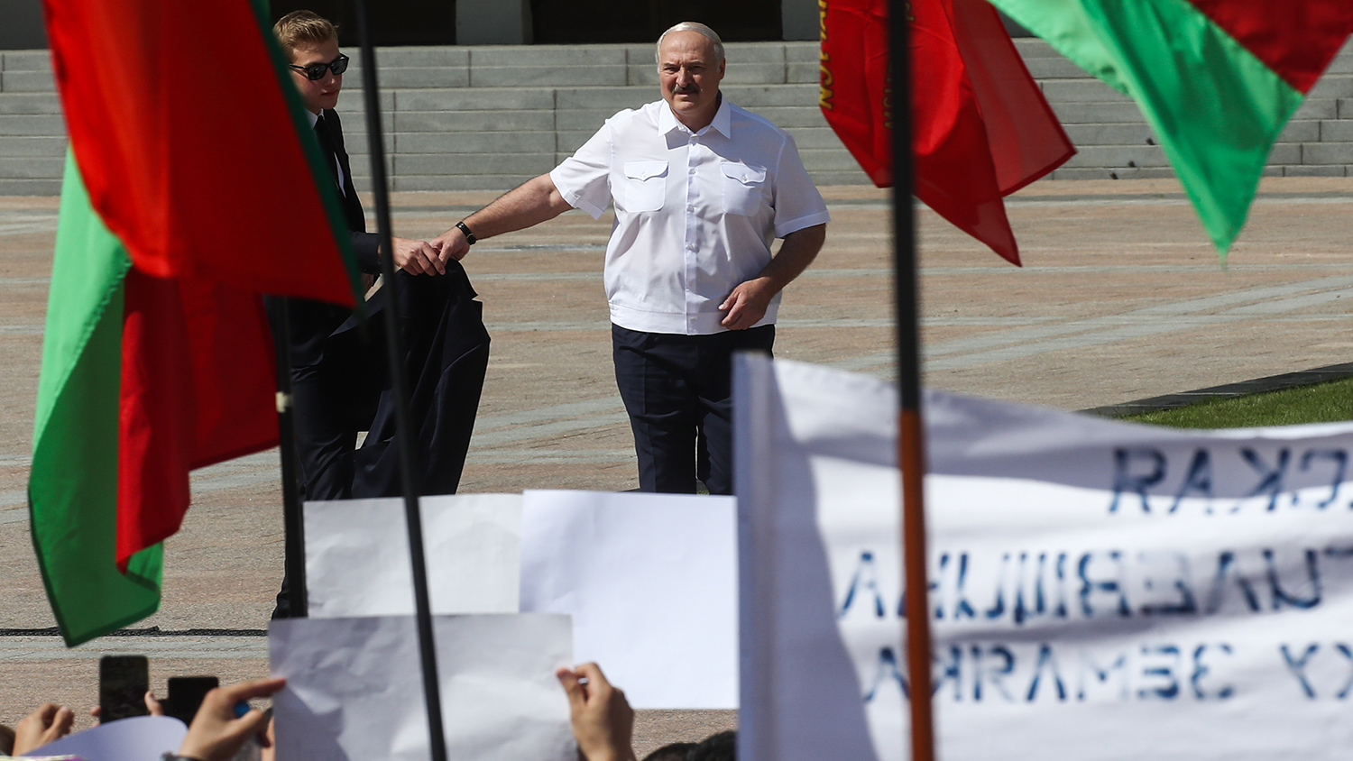 Лукашенко встал на колени перед собравшимися на площади в Минске