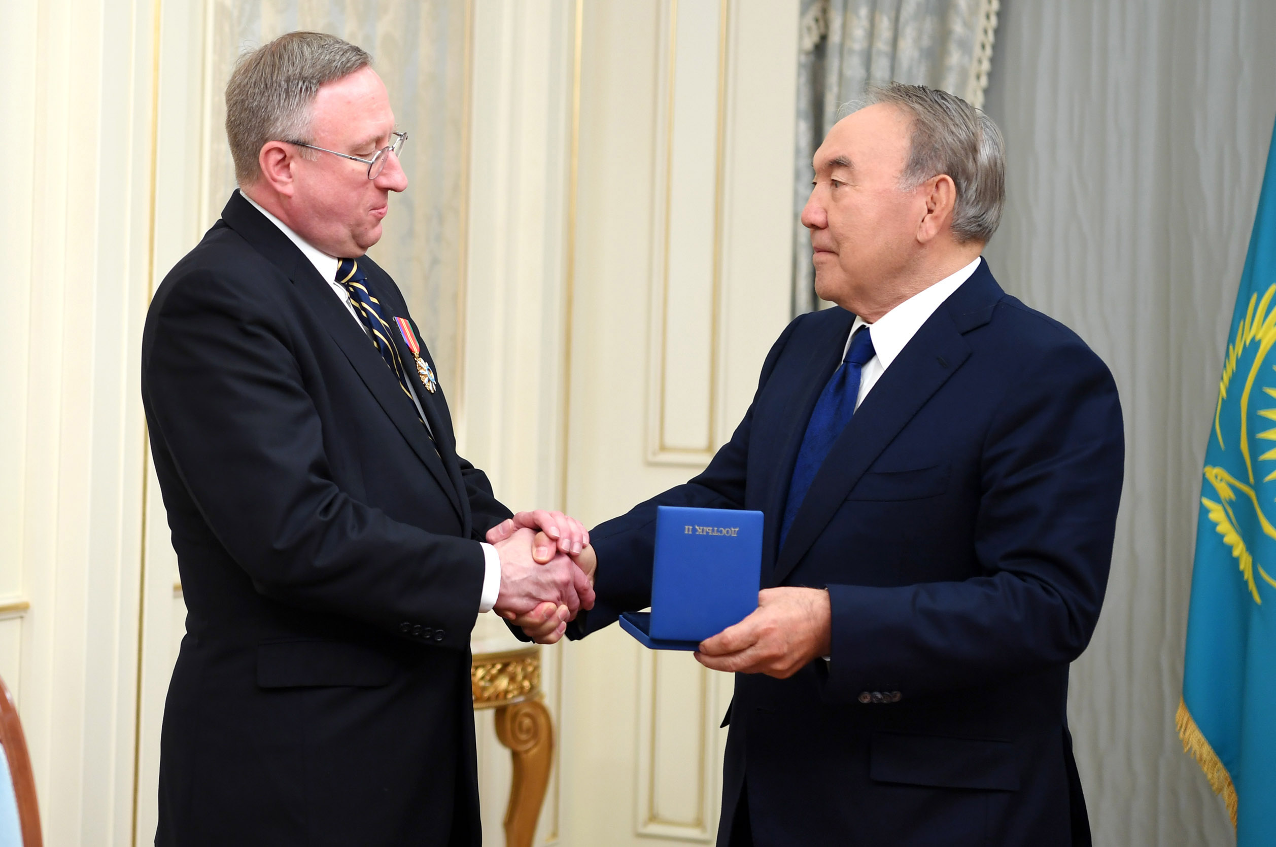 Назарбаев наградил орденом завершающего дипмиссию в Казахстане посла США
