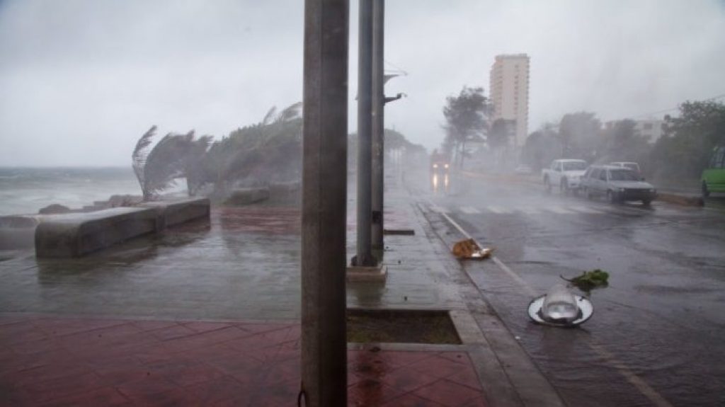 Тропический шторм «Майкл», угрожающий южному побережью США, превратился в ураган