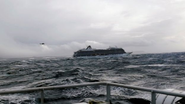 С терпящего бедствие у берегов Норвегии лайнера эвакуируют 1300 человек