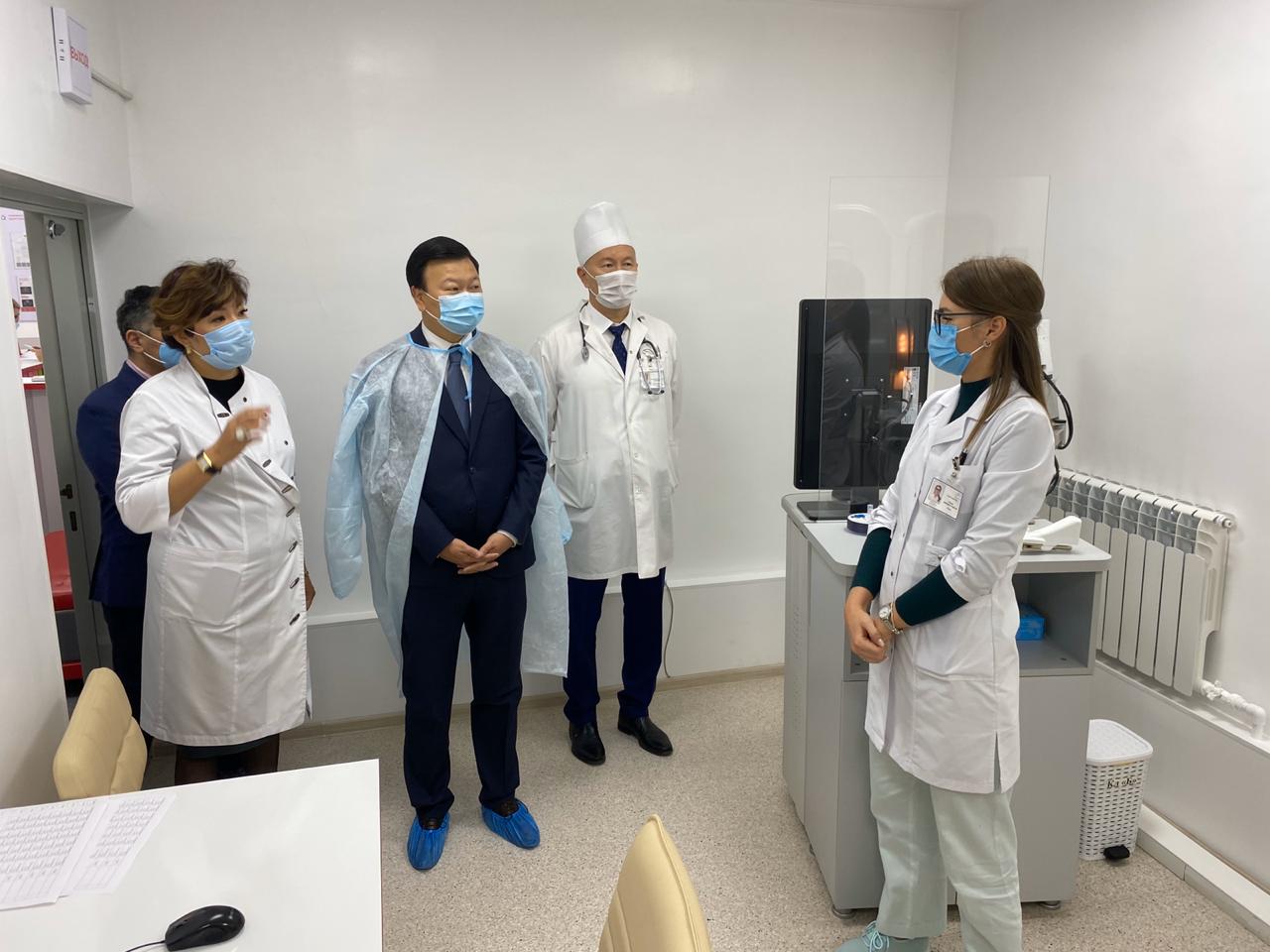 Министр здравоохранения посетил медучреждения Алматы